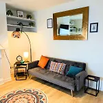 2br House By Eason Short Lets Hébergement de vacances *