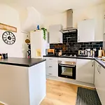 2br House By Eason Short Lets *